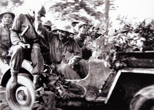 Đại tướng chào những đoàn quân thắng trận Biên giới trở về (1950).